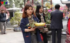Giới trẻ Hà thành nô nức tới chùa Hà cầu duyên đầu năm mới