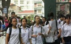 Thi lớp 10 THPT: Phụ huynh đứng ngồi không yên chờ thí sinh thi Ngữ Văn