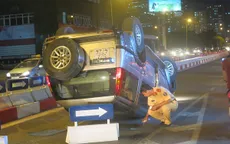 Hà Nội: Tông vào giải phân cách, ô tô lật ngửa giữa đường
