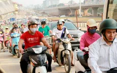 Khói bụi, ô nhiễm và nắng nóng bủa vây người đi đường