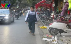 Vỉa hè bị lấn chiếm, người đi bộ đành phải "xuống đường"