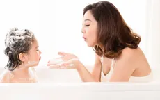 Mẹ con Jennifer Phạm cực đáng yêu trong bộ ảnh mới