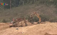 Đại công trường khai thác vàng “đầu độc” sông A Vương