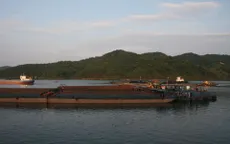 Quảng Ninh: Sà lan va chạm thuyền nan nhỏ, 1 người mất tích