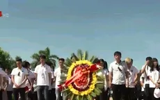 Đoàn thanh niên kiều bào dâng hương tại Thành cổ Quảng Trị