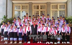Tổng Bí thư, Chủ tịch nước CHDCND Lào tiếp Đoàn đại biểu thiếu nhi Việt Nam