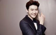 Lee Jong Suk hết mình ủng hộ Huyền thoại biển xanh