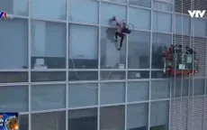 Leo nhà cao tầng bằng... máy hút bụi