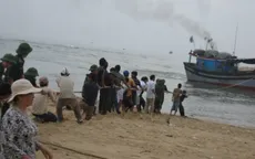 Tàu cá liên tiếp mắc cạn tại cửa biển Tam Quan