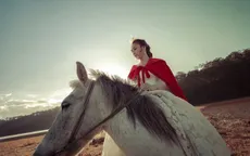 Mỹ Tâm khoác áo choàng đỏ, cưỡi ngựa trong MV mới