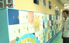 Tạm đình chỉ 2 bảo mẫu vụ bé trai bị tủ gỗ đè ở trường mầm non