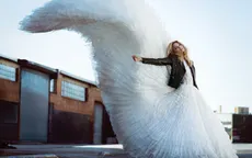 Chân dài Victoria's Secret khoe dáng như thiên nga với đầm trắng