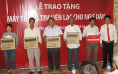 Phú Yên trao tặng máy thông tin liên lạc cho ngư dân