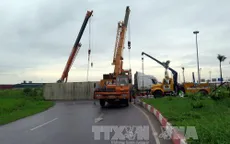Hải Dương: Chạy nhanh, xe container lật nghiêng chắn ngang đường