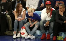 Miley Cyrus khoe nhẫn đính hôn