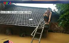 Những hình ảnh gây xúc động trong mưa lũ tại miền Trung