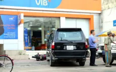 Mâu thuẫn giao dịch, người đàn ông ném 2 quả lựu đạn vào ngân hàng
