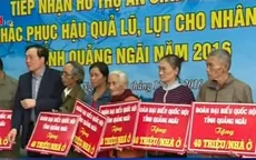 Đồng chí Nguyễn Hòa Bình thăm và tặng quà người dân vùng lũ Quảng Ngãi