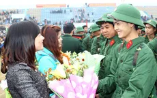 Tân binh cả nước hăng hái lên đường nhập ngũ