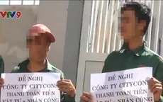 TP.HCM: Cần cẩu chắn ngang đường vì công ty nợ tiền công nhân