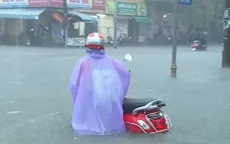 Mưa lớn kéo dài biến nhiều tuyến đường ở Huế thành sông