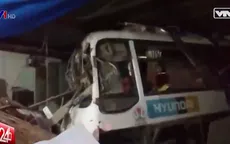 Ô tô khách đâm sập hai căn nhà trên Quốc lộ 56