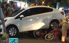 TP. HCM: Hàng chục người nâng xe hơi, giải cứu nạn nhân dưới gầm