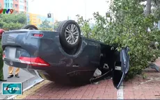 Ô tô 4 chỗ lao lên vỉa hè lật ngửa, 1 người bị thương nặng