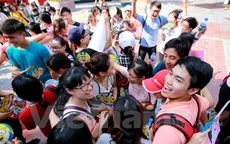 Ngày hội "ôm quốc tế" thu hút giới trẻ Hà Nội