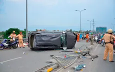TP.HCM: Xe Fortuner lật nghiêng trên cầu Lò Gốm, 3 người bị thương