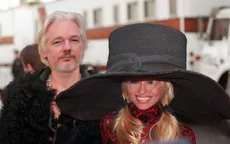 Người mẫu Playboy Pamela Anderson mang thai ở tuổi 49, hẹn hò với Julian Assange?