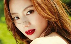 Bà xã Bae Yong Joon khoe vẻ gợi cảm ở Paris
