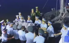 VIDEO: Đưa thi thể phi công Trần Quang Khải vào bờ