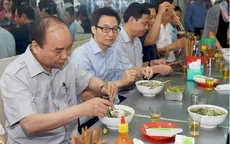 Thủ tướng ăn phở, uống cà phê bình dân ở TP.HCM