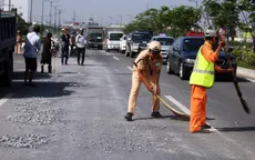 TP.HCM: CSGT quét dọn đá dăm đổ tràn ra đường