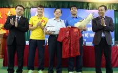 Nguyên Chủ tịch nước Nguyễn Minh Triết thăm và động viên các ĐT Việt Nam