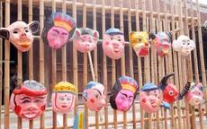 Em nhỏ Hà thành sáng tạo mặt nạ giấy bồi “chú Tễu, thằng Bờm”