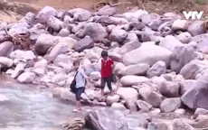 Gian nan con đường đến trường mùa mưa lũ ở Quảng Bình
