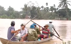 Nước lũ lên cao bao vây nhiều nơi ở Quảng Ngãi