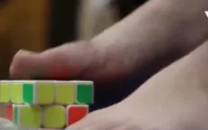 Thi xoay rubik bằng… chân