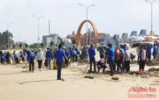 Tuổi trẻ Nghệ An ra quân làm sạch biển sau lũ