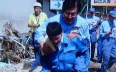 Quan chức Nhật Bản bị chỉ trích vì được cõng khi đi thăm vùng lũ