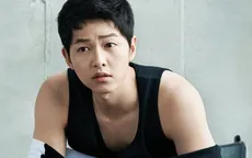 Lộ ảnh hộ chiếu "siêu ngố" của Song Joong Ki