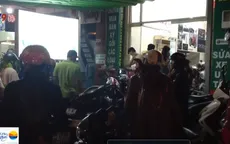 TPHCM: Tiệm sửa xe “hốt bạc” nhờ đường phố ngập sâu