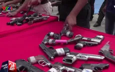 Người dân Venezuela đổi súng lấy máy tính bảng