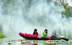 Giới trẻ Hà thành đua nhau chụp ảnh cùng hoa súng trên suối Yến