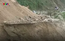 Sụt lún nghiêm trọng, đường Trường Sơn Đông bị chia cắt