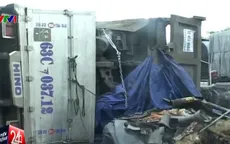 Xe tải đâm dải phân cách, 2 người bị thương nặng