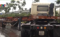 Va chạm giữa 2 xe container trên Xa lộ Hà Nội
