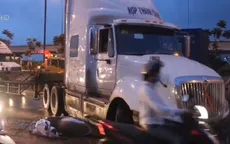 Xe máy va container, cô gái trẻ nhập viện